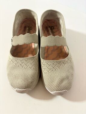 Skechers Women’s size 10 Beige Knit Mary Jane Comfort Shoes